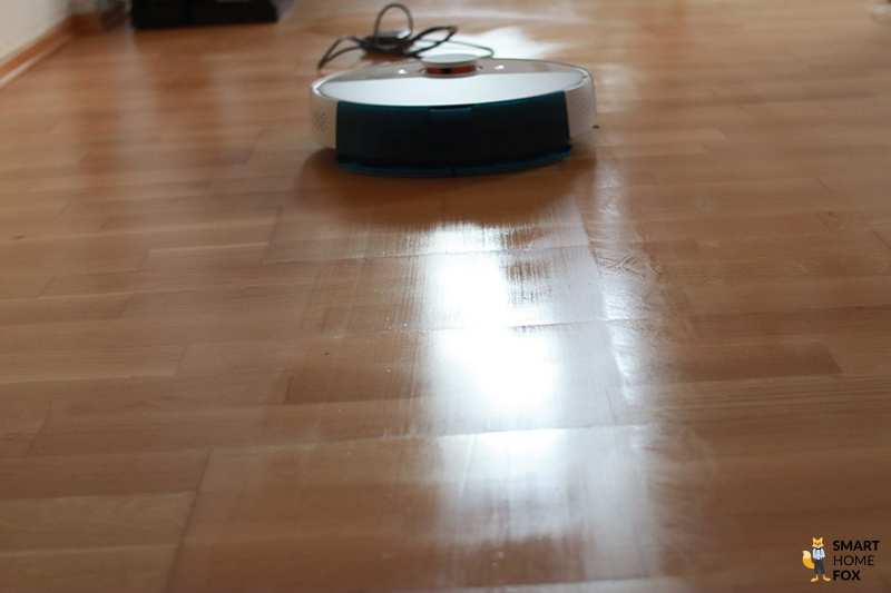 Der Philips HomeRun ist beim Wischen der Wohnung zu sehen.